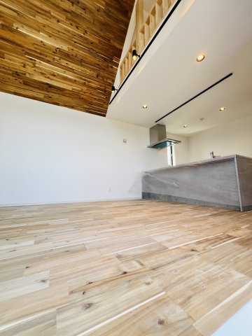 Green Modern― 江ノ島を望むロフトと、無垢の温もり ―のダイニング