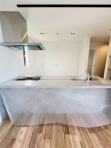 Green Modern― 江ノ島を望むロフトと、無垢の温もり ―のキッチン