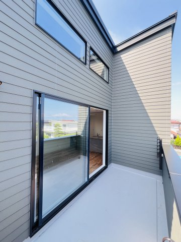 Green Modern― 江ノ島を望むロフトと、無垢の温もり ―のバルコニー