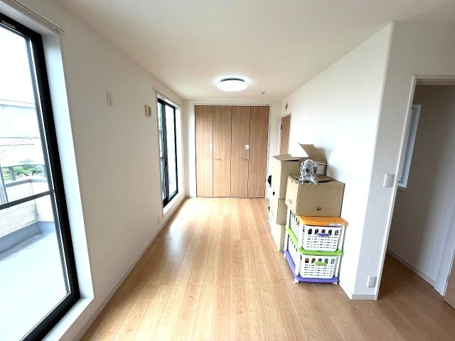 あま市中萱津　売戸建の洋室|2つの窓から自然光が入り込むため部屋全体が明るく開放感があります。※家具・小物はディスプレイになります。