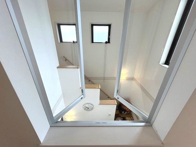 あま市中萱津　売戸建の内装|吹抜から暖かな陽射しが差し込み明るさを演出します。※家具・小物はディスプレイになります。