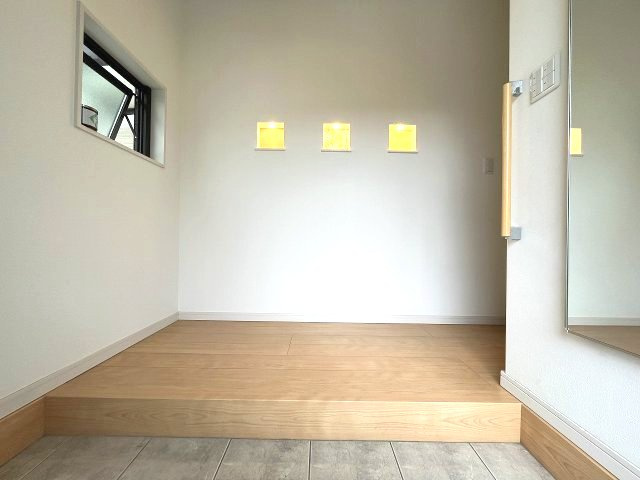 あま市中萱津　売戸建の玄関|玄関を入ると清潔感のある明るい空間が広がります。