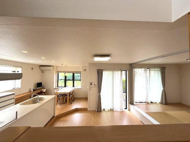 あま市中萱津　売戸建の居間・リビング|お子様の遊び場としても使えるマルチスキップ！ ※家具・家電はディスプレイになります。