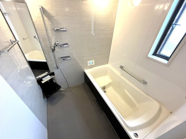 あま市中萱津　売戸建の浴室|小さなお子様と一緒にゆったり入浴できます！