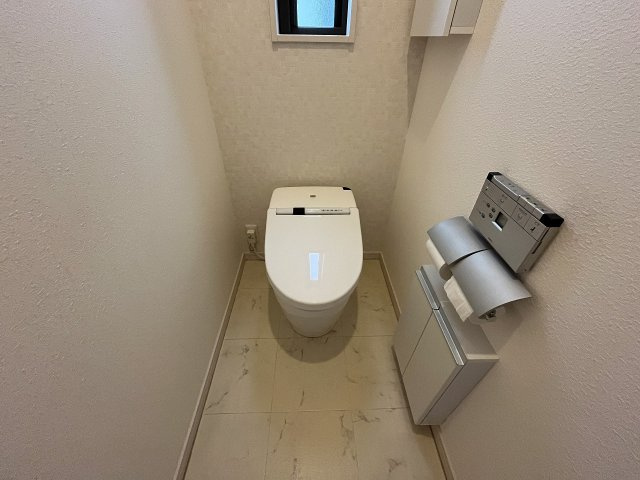あま市中萱津　売戸建のトイレ|ペーパーホルダーが2つあるのも嬉しい要素ですね♪
