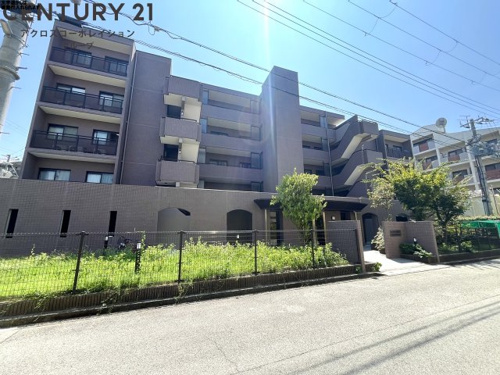 ゴルフ場が目の前にあり見下ろせます。
駅近で便利です。