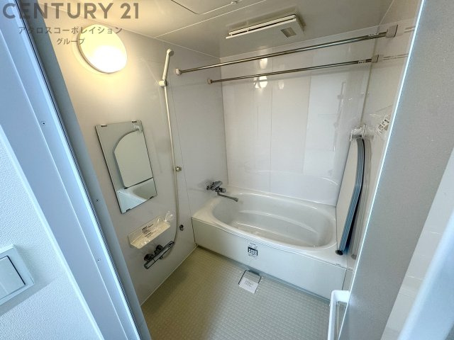 白を基調とした綺麗なお風呂です。