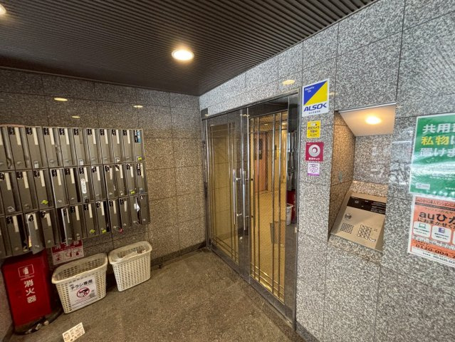 大阪市中央区南久宝寺町２丁目の賃貸マンションのエントランス