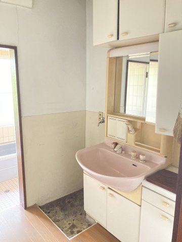 前橋市箱田町　平屋中古住宅の独立洗面台