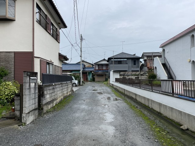 【前面道路含む現地写真】 | 熊谷市拾六間　中古戸建