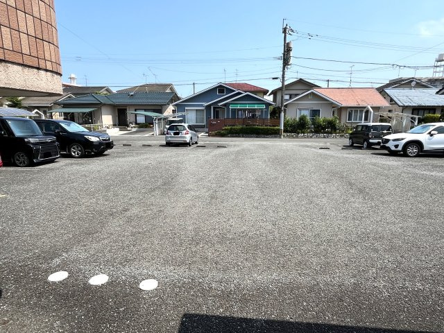 リファインド・Fの駐車場