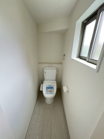 【トイレ】 | 福岡市南区大平寺2丁目4期　1号棟（全3棟）【仲介手数料無料・0円】 | 現地写真。1階のトイレです。