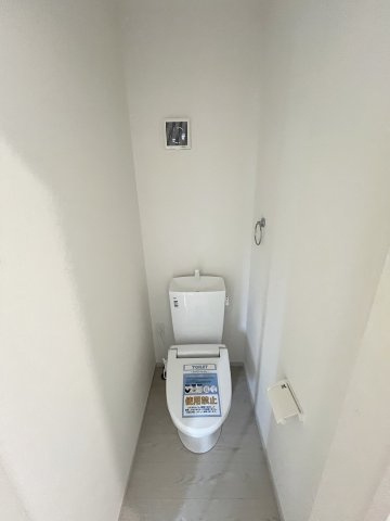 【トイレ】 | 福岡市南区大平寺2丁目4期　1号棟（全3棟）【仲介手数料無料・0円】 | 現地写真。2階にもトイレです。