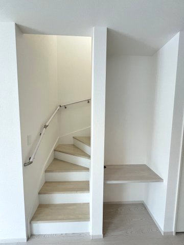 【内装】 | 福岡市南区大平寺2丁目4期　1号棟（全3棟）【仲介手数料無料・0円】 | 現地写真。2階へ上がる階段です。手摺もついて安全ですね。