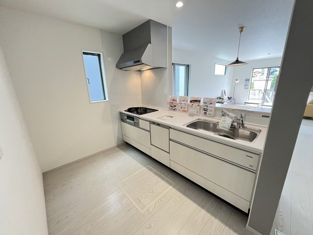 【キッチン】 | 福岡市南区大平寺2丁目4期　1号棟（全3棟）【仲介手数料無料・0円】 | 現地写真。
