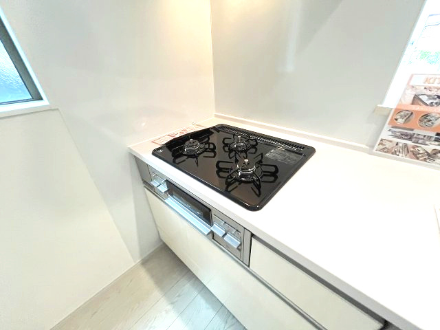 【キッチン】 | 福岡市南区大平寺2丁目4期　1号棟（全3棟）【仲介手数料無料・0円】 | 現地写真。