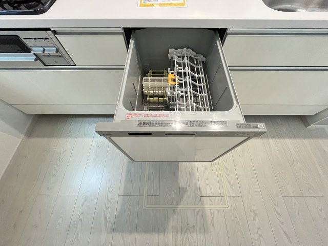 【キッチン】 | 福岡市南区大平寺2丁目4期　1号棟（全3棟）【仲介手数料無料・0円】 | 現地写真。食洗器が付いてます。