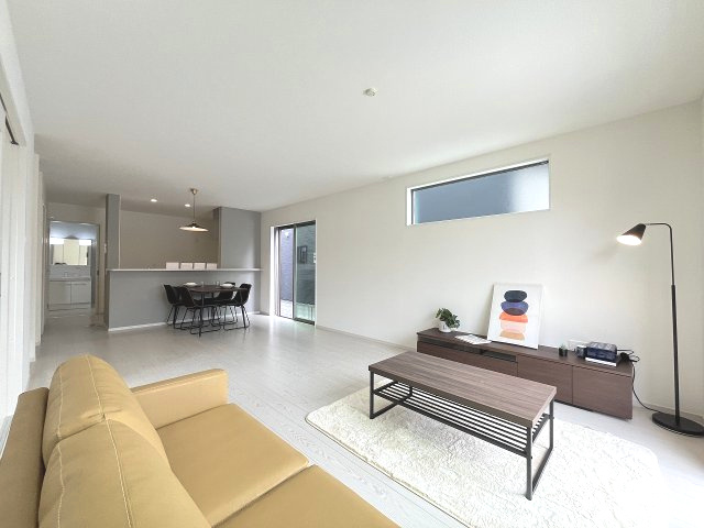 【居間・リビング】 | 福岡市南区大平寺2丁目4期　1号棟（全3棟）【仲介手数料無料・0円】 | 現地写真。リビングです。