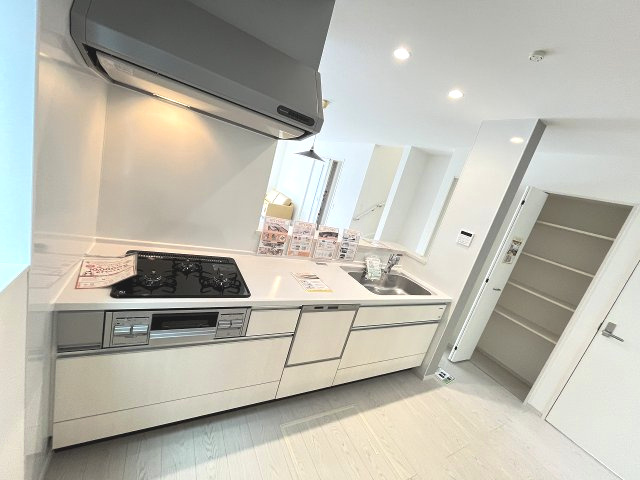【キッチン】 | 福岡市南区大平寺2丁目4期　1号棟（全3棟）【仲介手数料無料・0円】 | 現地写真。