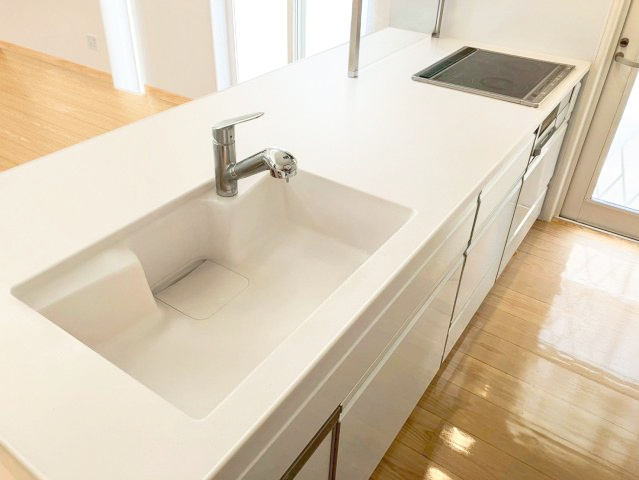 糟屋郡宇美町大字井野 中古戸建のキッチン|家族との会話を楽しみながら家事ができる対面式キッチン！広々とした天板は、料理の配膳や片付けに便利なカウンターとしても利用ができます！