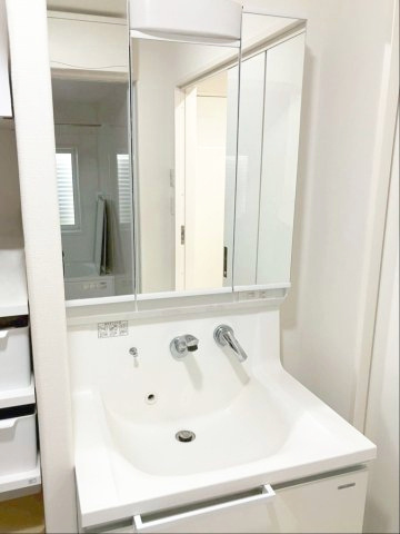 糟屋郡宇美町大字井野 中古戸建のキッチン|キッチンはカップボード付きで、キッチン用品や食器などをスッキリ収納できますね！