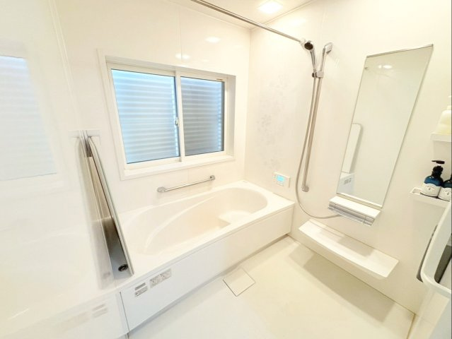 糟屋郡宇美町大字井野 中古戸建の浴室|清潔な浴室です！窓付きで効率よく浴室の換気ができます！