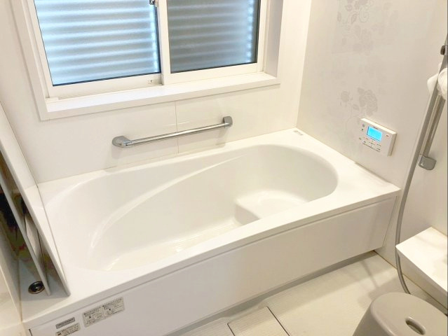 糟屋郡宇美町大字井野 中古戸建の浴室|節水効果の高いエコベンチ浴槽です！半身浴もできて、お子様やご高齢の方の入浴もサポート！