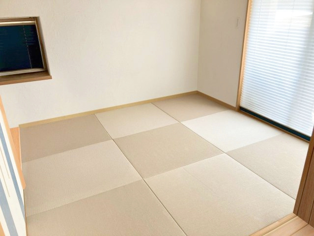 糟屋郡宇美町大字井野 中古戸建の和室|和モダンな雰囲気が魅力の琉球畳！客間やくつろぎスペースなど、多目的に利用できます！
※AI加工により荷物を消去しています（現況優先）