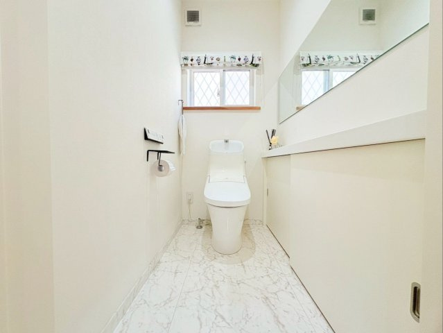 糟屋郡宇美町大字井野 中古戸建のトイレ|窓付きで手軽に換気ができます！備え付けの収納スペースがあり、掃除用品や衛生用品を隠して収納できます！