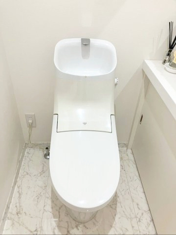 糟屋郡宇美町大字井野 中古戸建のトイレ|窓付きで手軽に換気ができます！備え付けの収納スペースがあり、掃除用品や衛生用品を隠して収納できます！