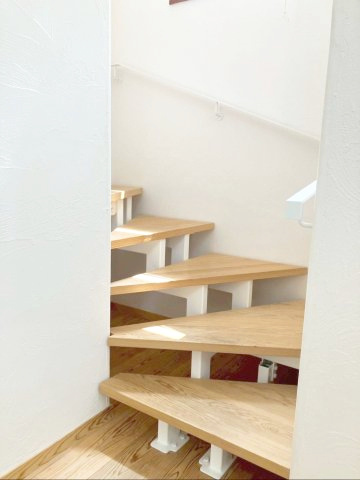 糟屋郡宇美町大字井野 中古戸建の内装|明るさと広がりを感じる『吹抜け×リビング階段』！
