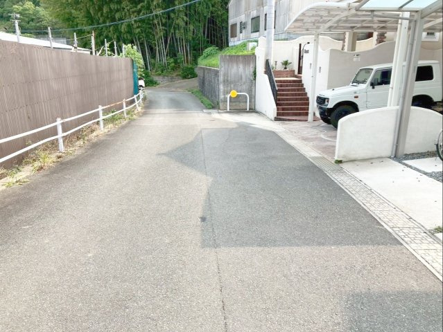 糟屋郡宇美町大字井野 中古戸建の前面道路含む現地写真|前面道路との高低差がほとんどないので、車の出し入れもスムーズです！