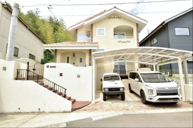 糟屋郡宇美町大字井野 中古戸建の外観|前面道路からスムーズに駐車できる並列2台分の駐車場があります！