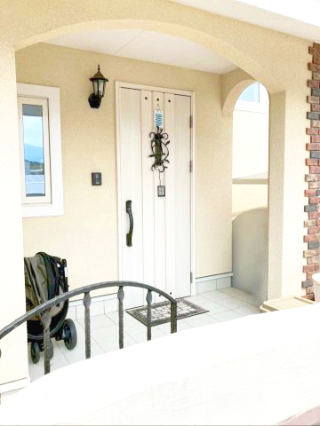 糟屋郡宇美町大字井野 中古戸建の玄関|荷物の仮置きにも便利！使いやすさに配慮した玄関ポーチ！