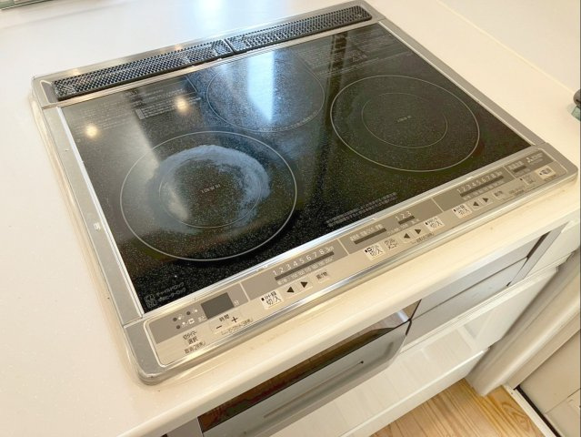 糟屋郡宇美町大字井野 中古戸建のキッチン|火を使わない安心のIH、料理効率が上がる3口コンロです！