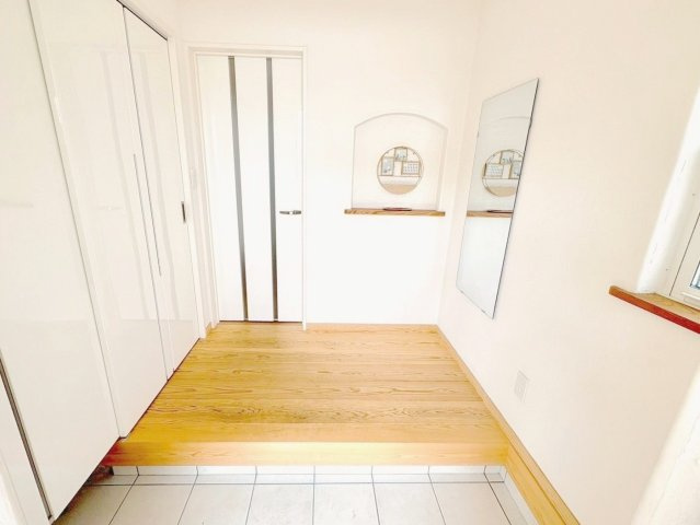 糟屋郡宇美町大字井野 中古戸建の玄関|収納豊富なシューズクローゼットや、自然光を取り込む窓付きの玄関です！