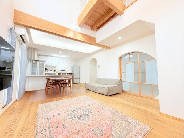 糟屋郡宇美町大字井野 中古戸建の居間・リビング|広々としたゆとりあるリビングは、家具配置の自由度も高く、理想的な空間作りができます！