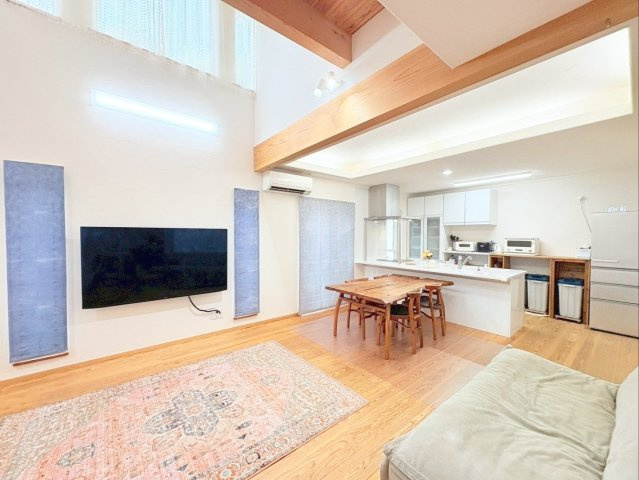 糟屋郡宇美町大字井野 中古戸建の居間・リビング|窓付きの吹抜けで、明るく開放的な印象のリビングです！