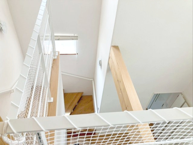 糟屋郡宇美町大字井野 中古戸建の内装|開放感と採光が魅力の吹抜け空間！安全に移動できるように階段には手すりが付いています！