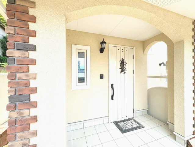 糟屋郡宇美町大字井野 中古戸建の玄関|光が差し込む、明るく気持ちのいい玄関まわりです!