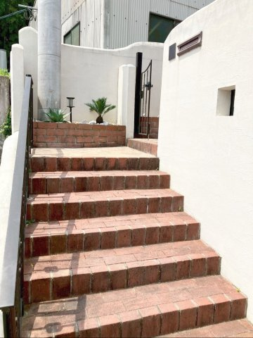 糟屋郡宇美町大字井野 中古戸建の外観|レンガのあたたかみが感じられるアプローチ階段！