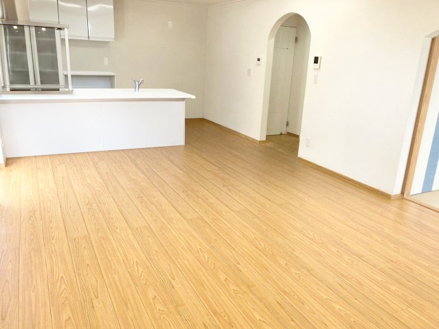 糟屋郡宇美町大字井野 中古戸建の居間・リビング|丸みのあるアーチ壁が空間をゆるやかに区切り、柔らかい印象を与えます！
※AI加工により家具・荷物を消去しています（現況優先）