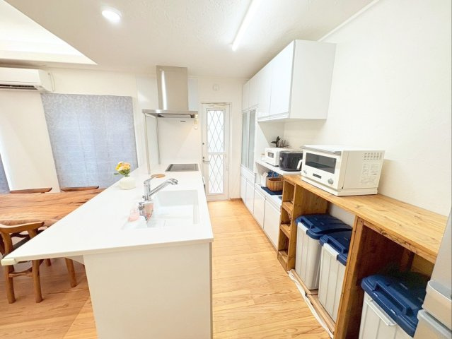 糟屋郡宇美町大字井野 中古戸建のキッチン|家族との会話を楽しみながら家事ができる対面式キッチン！
広々とした天板は、料理の配膳や片付けに便利なカウンターとしても利用できます！