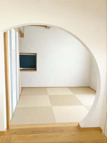 糟屋郡宇美町大字井野 中古戸建の和室|デザイン性の高いアーチ壁が印象的なリビング横の和室です！
※AI加工により荷物を消去しています（現況優先）