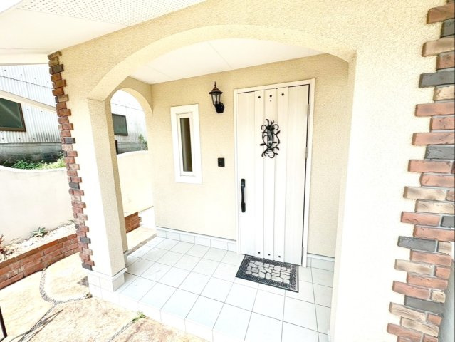 糟屋郡宇美町大字井野 中古戸建の外観|レンガ調とアーチ状の壁がおしゃれで、温かみのある玄関スペースです！