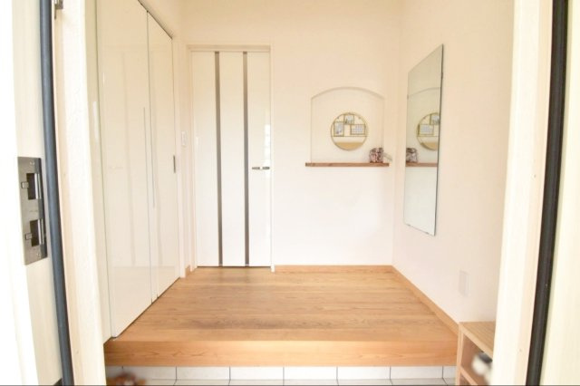糟屋郡宇美町大字井野 中古戸建の玄関|玄関です！収納豊富なシューズクローゼット付きで、家族の靴をスッキリ整理できます！
