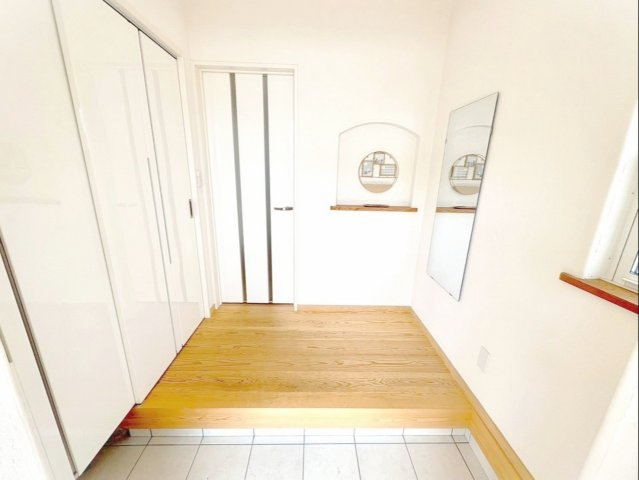 糟屋郡宇美町大字井野 中古戸建の玄関|シューズクローゼットで家族の靴をスッキリ収納！窓がある明るい玄関です！