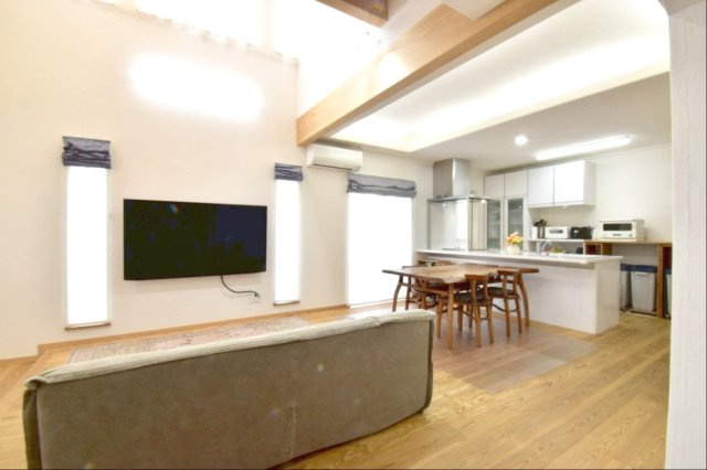糟屋郡宇美町大字井野 中古戸建の居間・リビング|天井が高く開放的な吹き抜けのリビングです！
吹き抜けの窓から自然光が入り、お部屋全体が明るい印象になりますね！