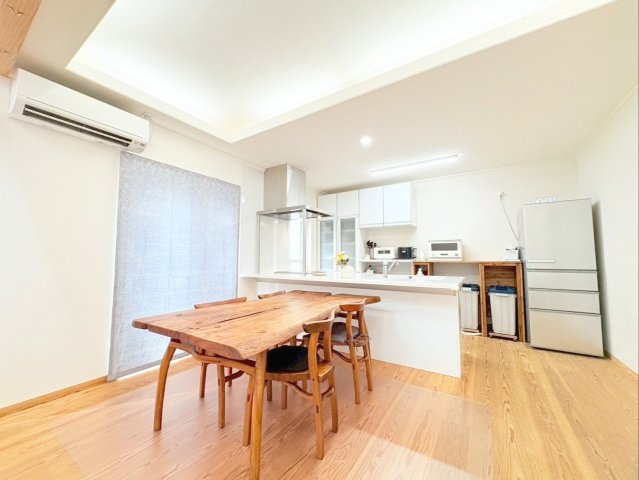 糟屋郡宇美町大字井野 中古戸建のダイニング|家族で食卓を囲むダイニング！空間をスッキリ見せる間接照明が印象的です！