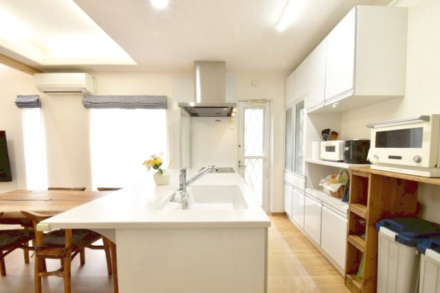 糟屋郡宇美町大字井野 中古戸建のキッチン|家族とのコミュニケーションを楽しみながら家事ができる対面式キッチン！
ゴミ捨てなどに便利な勝手口付きです！
